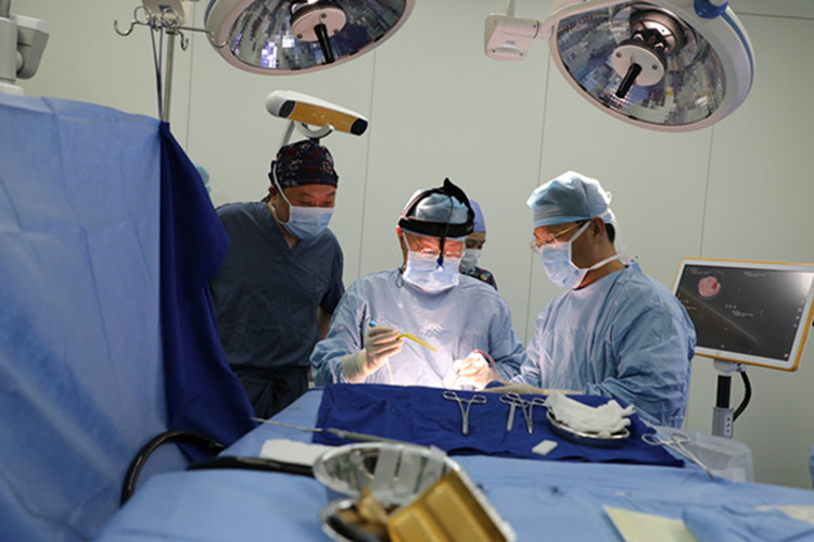 周良輔院士主刀華山西院第一臺手術.jpg 周良輔院士主刀華山西院第一臺手術.jpg